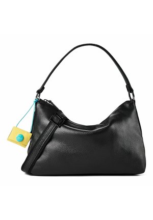 Borsa a mano in pelle nera strutturata con tracolla corta e fibbia regolabile, con una piccola pochette gialla con un bottone turchese attaccato.