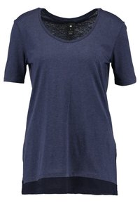 Námorně modré tričko s krátkým rukávem a kulatým výstřihem, bočním rozparkem a mírně delším zadním lemem. Měkký, lehký bavlněný materiál.