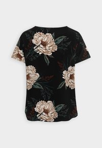 Krátký rukáv, černý top s květinovým vzorem z velkých béžových pivoňek a zelených listů. Měkká, hladká textura, volný střih.