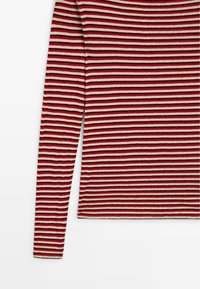 Langarmshirt gemaakt van zachte stof met horizontale strepen in rood, crème en zwart. Ronde halslijn en een aansluitend model.