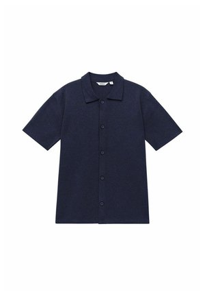 Granatowa koszula z krótkim rękawem, wykonana z teksturowanej tkaniny, z kołnierzykiem w szpic, zapięciem na guziki z przodu i luźnym krojem.
