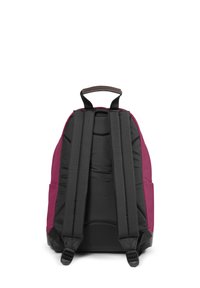 Batoh s magentovou vnější stranou a černými textilními popruhy; má polstrovanou zadní část a horní úchyt; robustní konstrukce.