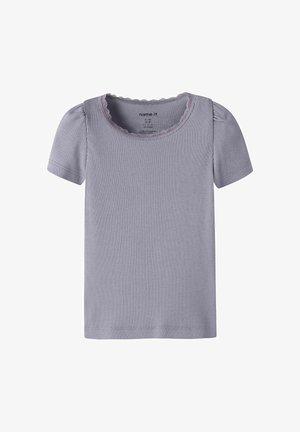 Fliederfarbenes, geripptes Kurzarmshirt mit gepufften Schultern und Spitzenbesatz am Rundhalsausschnitt.