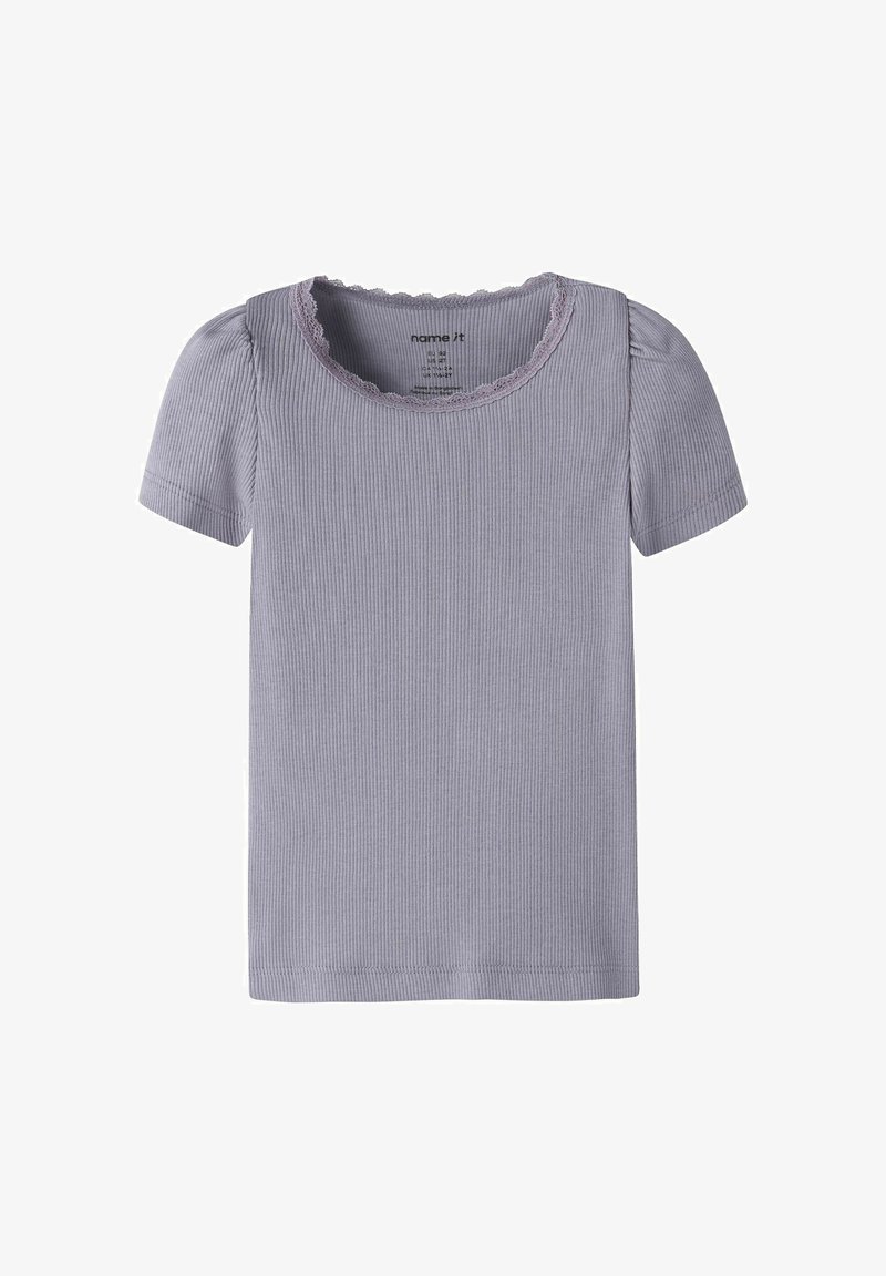 Lila bordázott rövid ujjú póló dús vállrésszel és csipkedíszítéssel a kerek nyakkivágás körül.