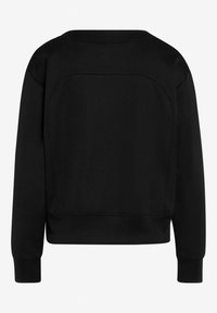 Felpa nera con maniche lunghe, colletto a giro e polsini a coste. Presenta una texture liscia e un design pulito e minimalista.