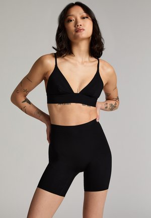 Schwarzes Wäsche-Set bestehend aus einem Dreieck-Bralette mit verstellbaren Trägern und hochgeschnittenen Shorts, gefertigt aus glattem Stretchmaterial.