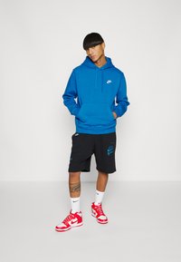 Nike Sportswear SPORTSWEAR CLUB FLEECE - Sweatshirt com capuz - dark marina blue/white