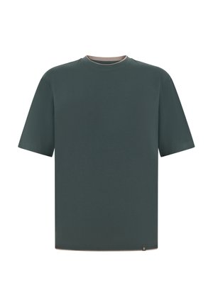 T-shirt verde scuro a girocollo con maniche corte, con una piccola etichetta nera sull'orlo inferiore, su sfondo bianco.