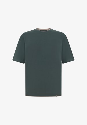 T-shirt verde scuro a girocollo con maniche corte, con una piccola etichetta nera sull'orlo inferiore, su sfondo bianco.