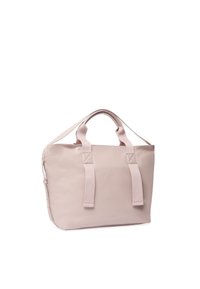 Sac fourre-tout en cuir rose clair avec deux anses en tissu, de forme rectangulaire, texture lisse et fermeture éclair. Détail de logo discret sur le devant.