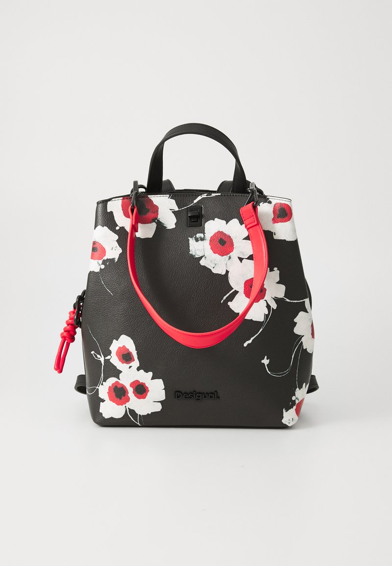 Borsa nera con motivo floreale bianco e rosso, materiale sintetico morbido, doppi manici con un accento rosso brillante e logo in rilievo.