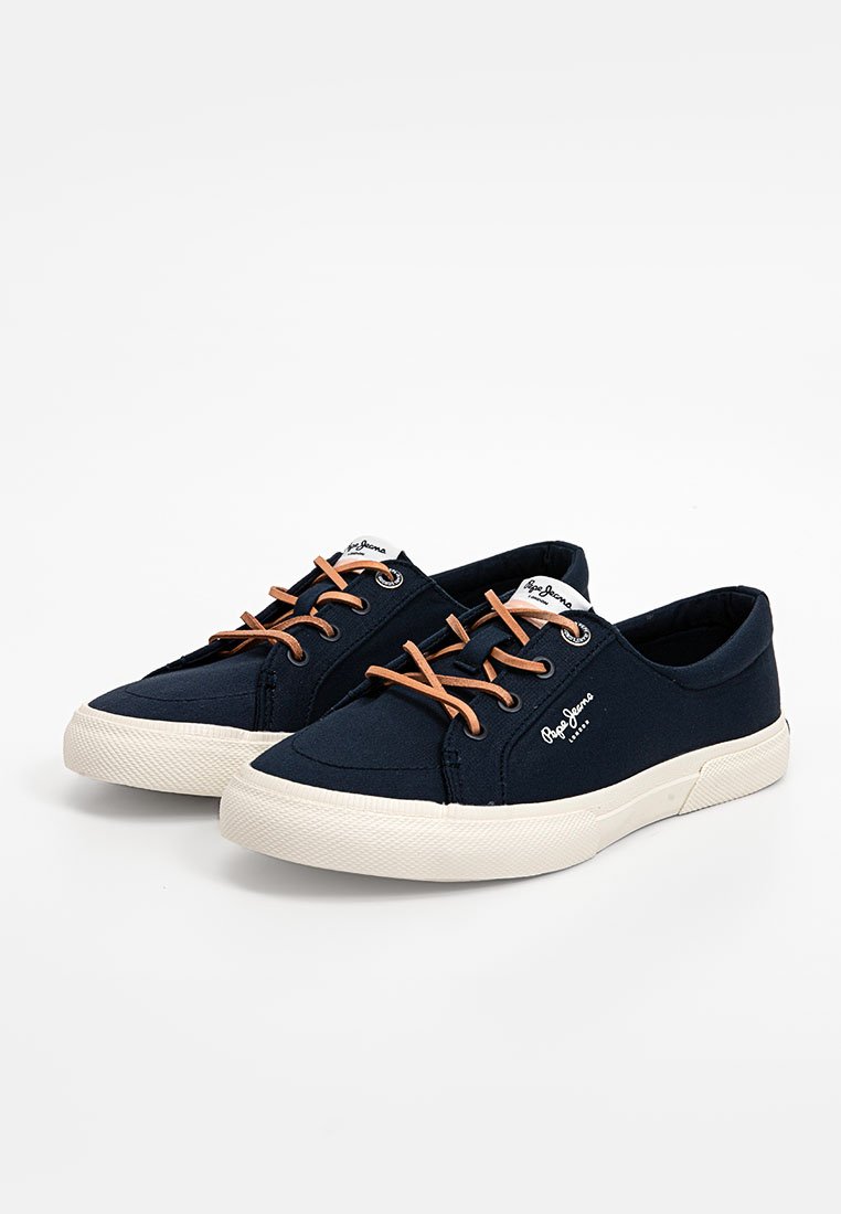 Marineblaue Segeltuch-Sneaker mit hellbraunen Schnürsenkeln, weißen Gummisohlen und Logodetail an der Seite. Klassisches Low-Top-Design mit runder Zehenpartie.