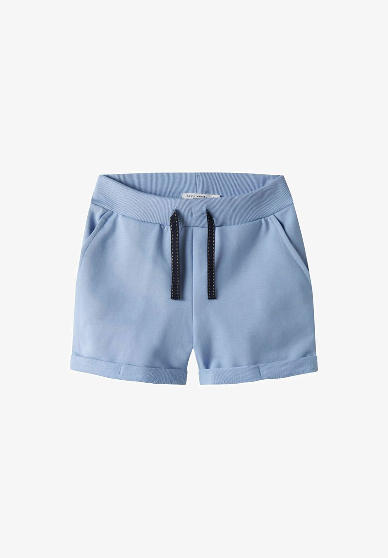 Pantalones cortos de algodón de color azul claro con cinturilla acanalada, cordón negro, dos bolsillos laterales y dobladillos enrollados para un aspecto ajustado.