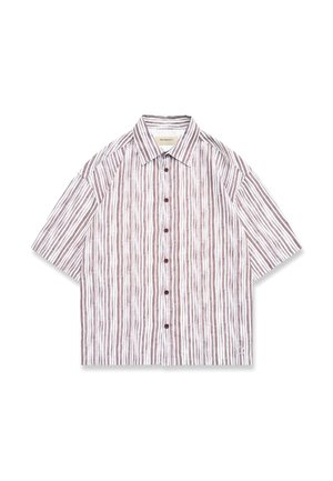 Camicia a maniche corte con bottoni, a righe verticali marroni e bianche, con colletto a punta, distesa su uno sfondo bianco.