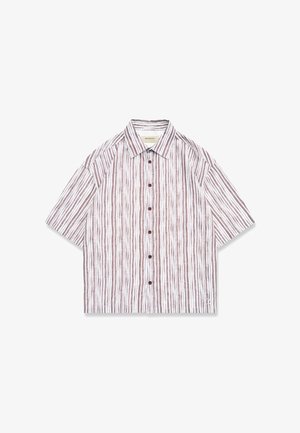 Kortermet skjorte med knapper, med vertikale brune og hvite striper og en spiss krage, lagt flatt på en hvit bakgrunn.