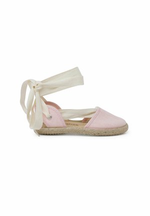 Bledě růžová espadrilová obuv s plátěným svrškem, kulatou špičkou a espadrilovou podrážkou. Má bílé textilní tkaničky uvázané nad kotníkem.