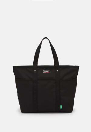 Sort tote taske lavet af holdbart stof med to top-hanke, et logopatch og en grøn accentlabel. Simpelt design med rummeligt indre.