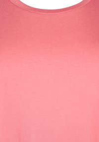 T-shirt rosa con colletto rotondo, realizzata in tessuto morbido. Presenta una texture liscia e un colore uniforme e solido in tutto il capo.