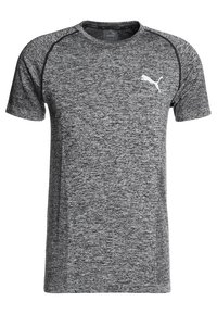 Grå träningsskjorta i texturerad tyg, med korta ärmar och rundad halsringning, prydd med en vit Puma-logotyp på bröstet.