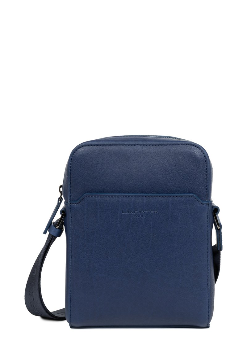 Borsa a tracolla blu in pelle con forma rettangolare, tasca frontale, logo impresso e tracolla regolabile. Texture liscia con dettagli minimi.