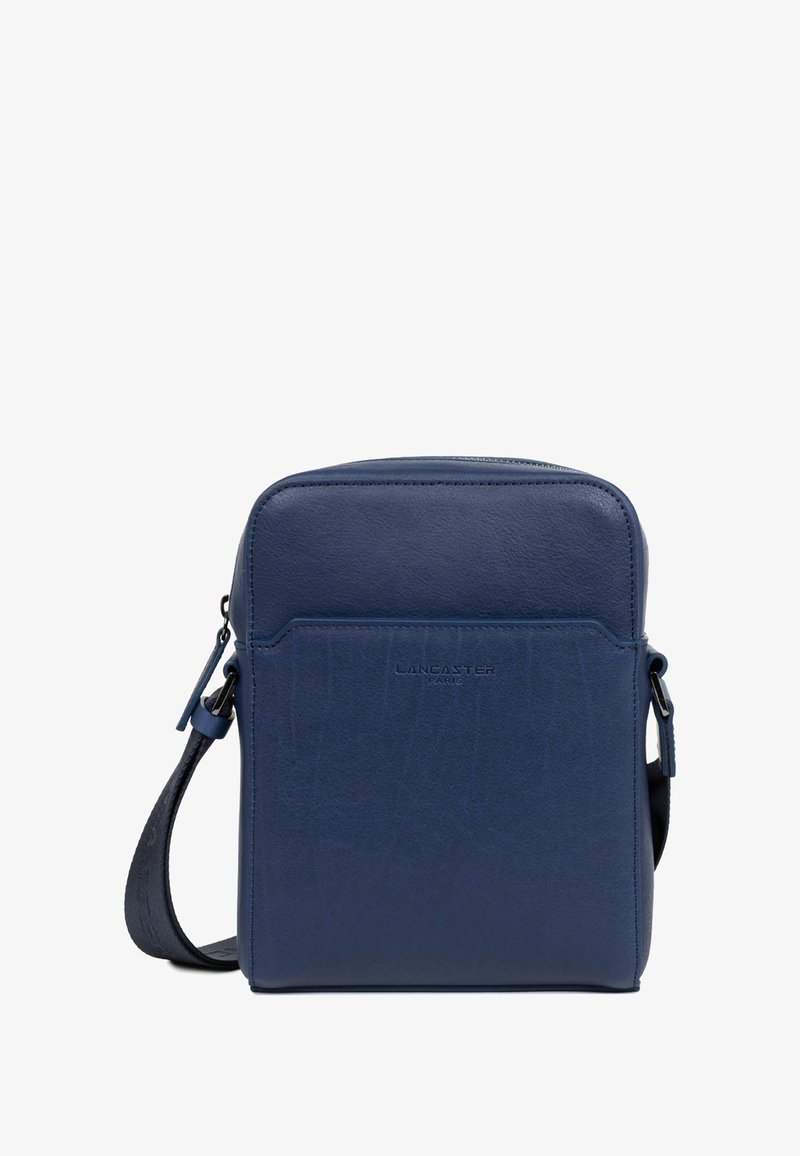 Borsa a tracolla blu in pelle con forma rettangolare, tasca frontale, logo impresso e tracolla regolabile. Texture liscia con dettagli minimi.
