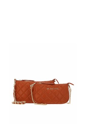 Deux pochettes capitonnées marron Valentino avec des sangles chaîne dorée, une plus grande et une plus petite avec logo à l'avant.