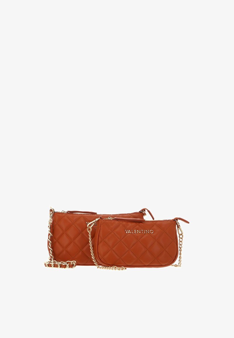 Deux pochettes capitonnées marron Valentino avec des sangles chaîne dorée, une plus grande et une plus petite avec logo à l'avant.