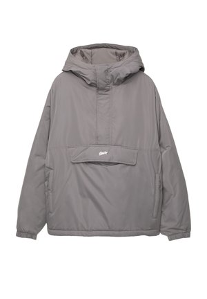 Polstret gråt pulli med hætte og frontlomme. Har elastiske manchetter og et logo på fronten. Glat, let stof.