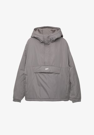 Zateplená šedá mikina s kapucí a přední kapsou. Vlastnosti zahrnují elastické manžety a logo na přední straně. Hladká, lehká tkanina.