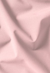 Zachte roze stof met een gladde textuur, met subtiele kreukels en plooien. Het materiaal heeft een lichte glans.