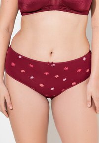 Bordeaux katoenen slips met roze en witte bloemenpatronen, voorzien van een klein strikdetail bij de tailleband; gladde textuur, middelhoge snit.