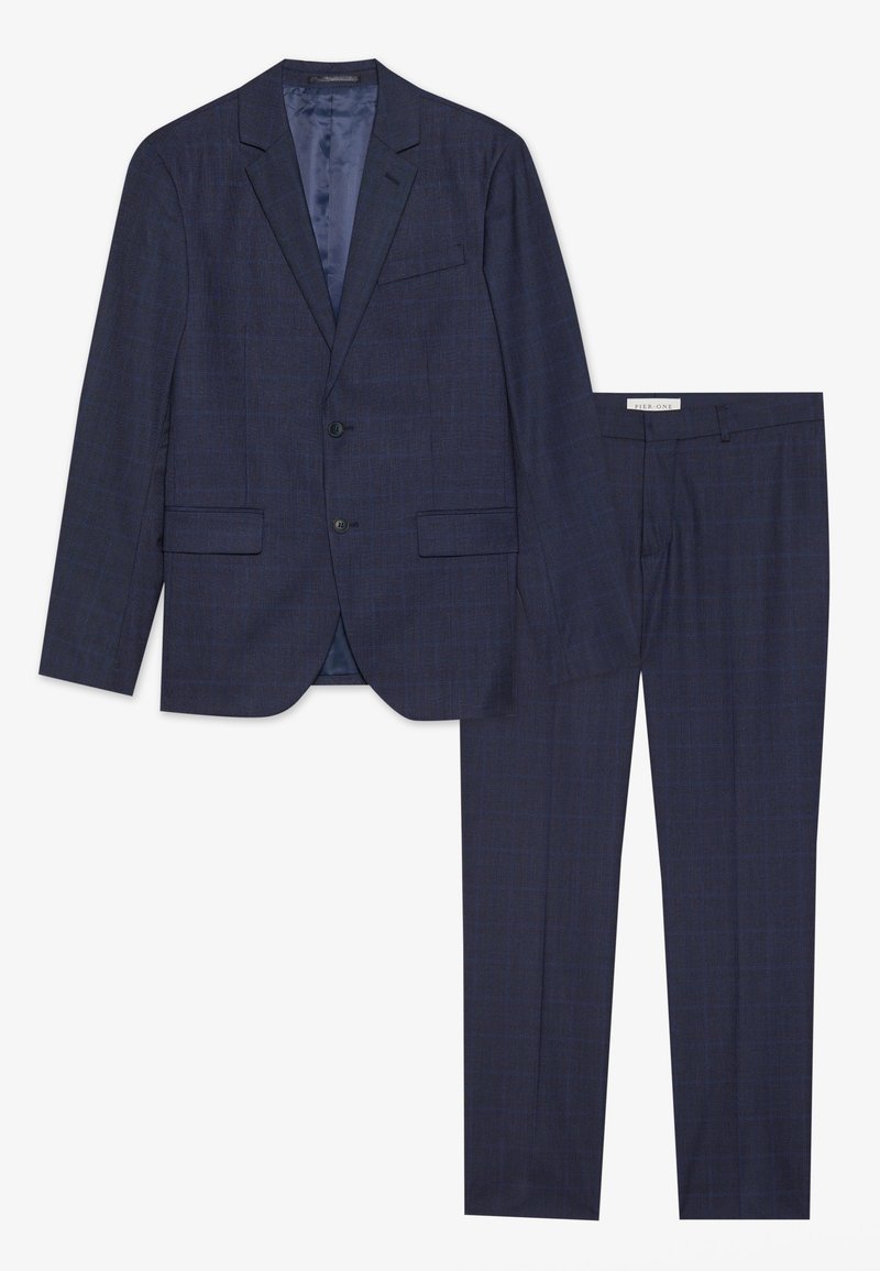 Costume bleu marine avec une finition texturée, comprenant un blazer à deux boutons, des revers crantés et un pantalon droit à devant plat avec un motif à micro-décroissements subtil.