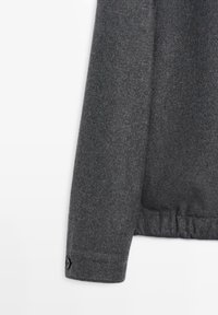 Graue Wolljacke aus strukturiertem Stoff, mit geknöpftem Ärmelbündchen und elastischem Taillenbund, verkürzte Länge und minimalistischem Design.