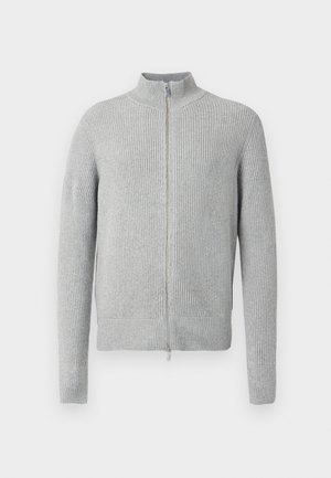 Šedý žebrovaný svetr na zip s vysokým límcem, dlouhými rukávy a přiléhavým střihem. Vyrobený z měkkého pleteného materiálu s texturovanými detaily.