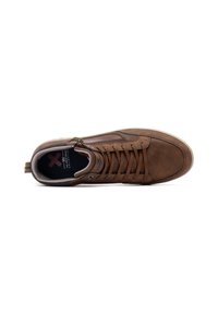 Sneaker de cuero marrón con una superficie texturizada, diseño de cordones, detalle de cremallera en el lateral y suela de goma. El interior presenta un forro negro.