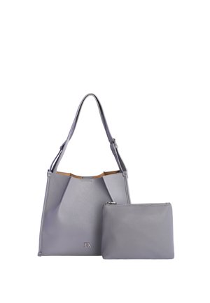 Bolso tote de cuero gris texturizado con correa de hombro ajustable y pequeño estuche con cremallera a juego, exhibido sobre fondo blanco.