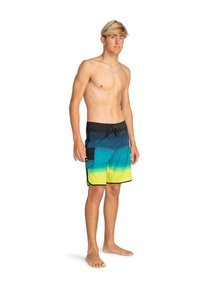 Costumi da bagno da uomo con un design a gradiente che va dal blu al verde. Realizzati in un tessuto leggero con una vita elasticizzata e una tasca laterale.