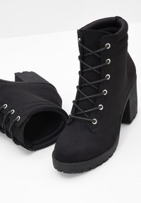 bonprix Stivaletti stringati - black