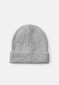 Szara, prążkowana czapka beanie z podwiniętym mankietem, wykonana z miękkiego materiału. Posiada pionową teksturę i prosty design.