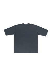 Tmavě šedé oversized tričko s krátkým rukávem a kulatým výstřihem. Hladká bavlněná textura, na zádech nejsou žádné viditelné vzory ani ozdoby.
