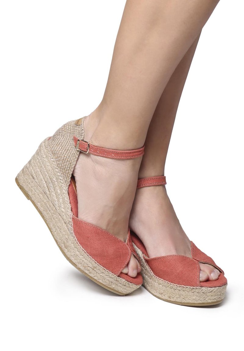 Sandali con zeppa in tessuto corallo, con punta aperta, design incrociato e tacco avvolto in juta. Cinturino alla caviglia regolabile con dettaglio fibbia.