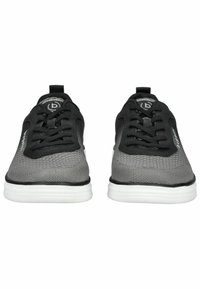 Schwarze und graue Sportschuhe mit Obermaterial aus Mesh, ausgestattet mit schwarzen Schnürsenkeln und einer weißen Sohle, die für Komfort und Atmungsaktivität ausgelegt sind.