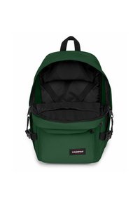 Grön ryggsäck med svart inredning, dragkedjestängning, vadderade remmar och framficka. Tillverkad av slitstarkt tyg och med en minimalisk design.