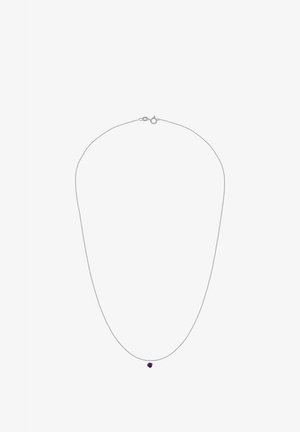 Srebrna lančana ogrlica s malim ljubičastim privjeskom u obliku srca u sredini. Lanac je tanak i gladak na dodir.