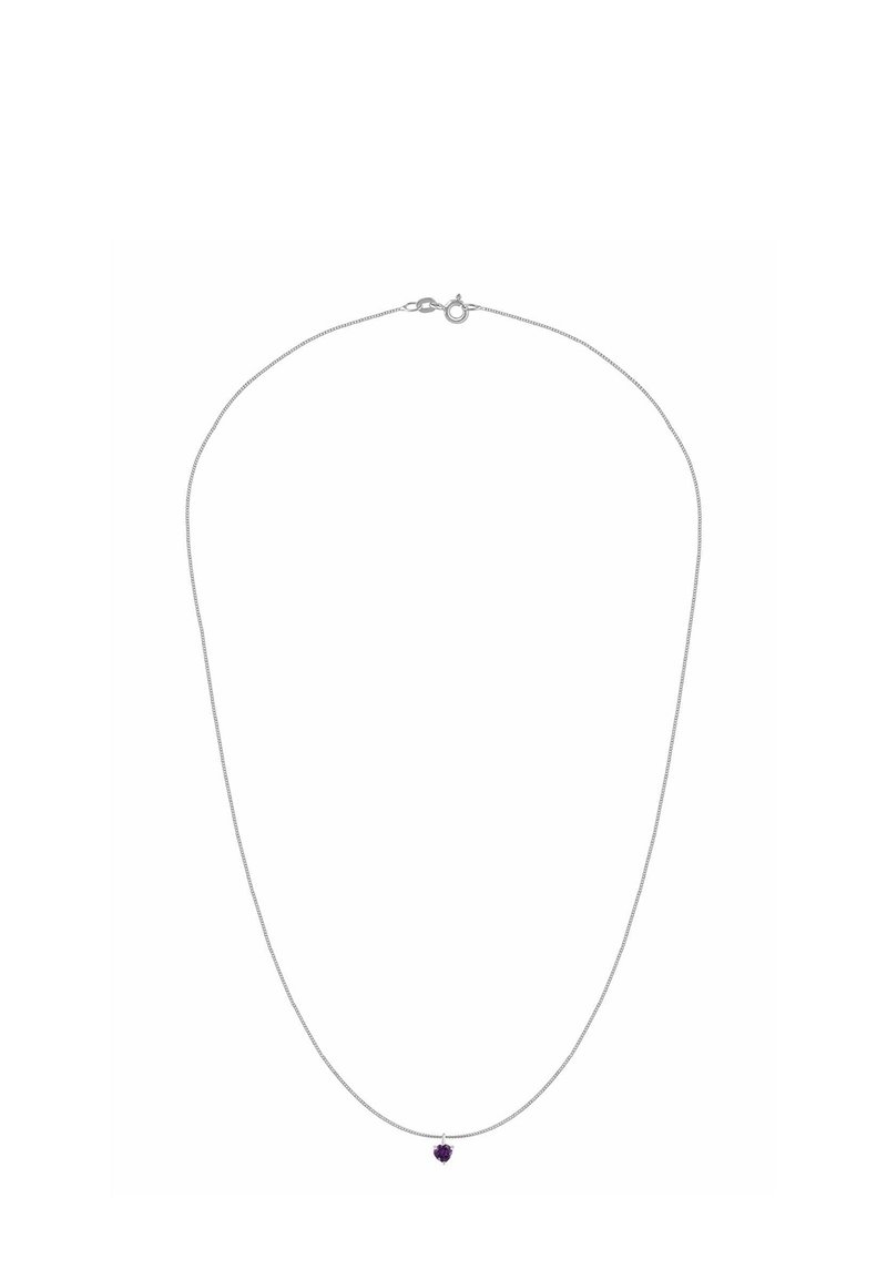 Srebrny naszyjnik z łańcuszkiem, z małą fioletową zawieszką w kształcie serca na środku. Łańcuszek jest cienki i gładki w dotyku.