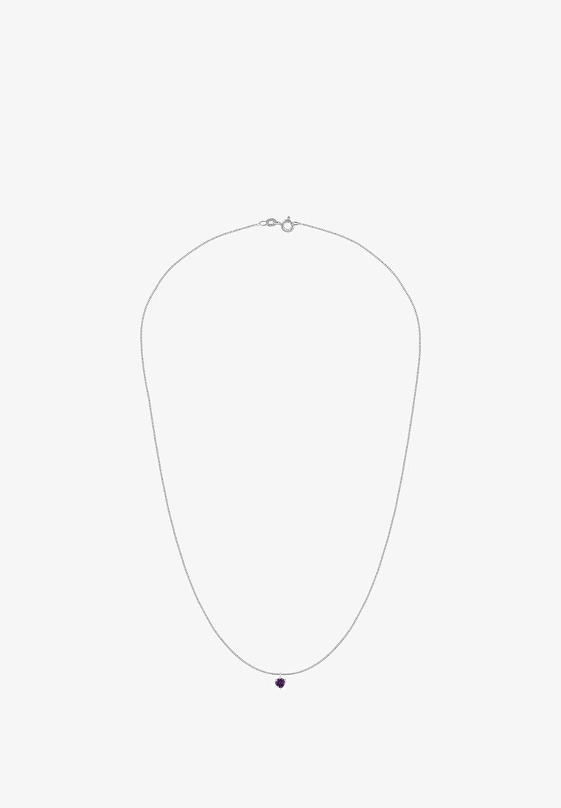Srebrny naszyjnik z łańcuszkiem, z małą fioletową zawieszką w kształcie serca na środku. Łańcuszek jest cienki i gładki w dotyku.