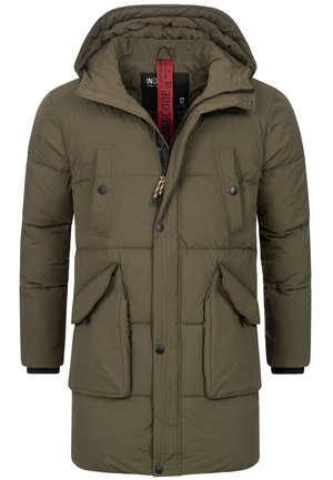 Olijfgroen gewatteerde parka met een rits aan de voorkant, drukknoopsluitingen, twee voorzakken en een capuchon met trekkoord. Getextureerde stof met een geplooid ontwerp.