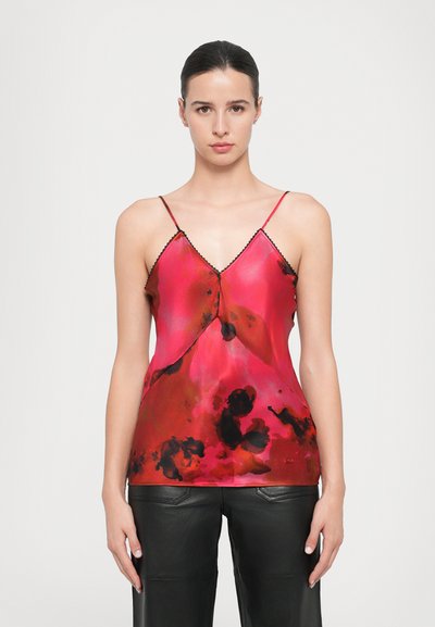 Camisole en satin de couleur rouge vif avec des motifs aquarelle noirs, dotée de fines bretelles et d'une délicate dentelle le long de l'encolure.