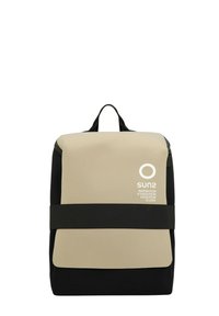 Zaino quadrato beige e nero con manico superiore, pattina frontale, cinturino orizzontale nero e logo bianco "SUNS" con testo motivazionale.