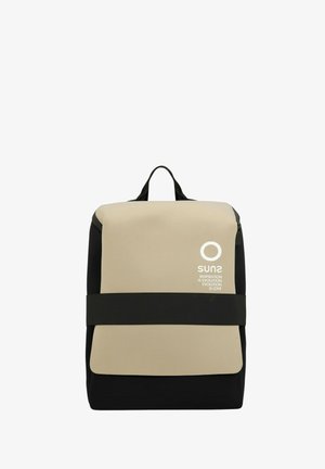 Zaino quadrato beige e nero con manico superiore, pattina frontale, cinturino orizzontale nero e logo bianco "SUNS" con testo motivazionale.